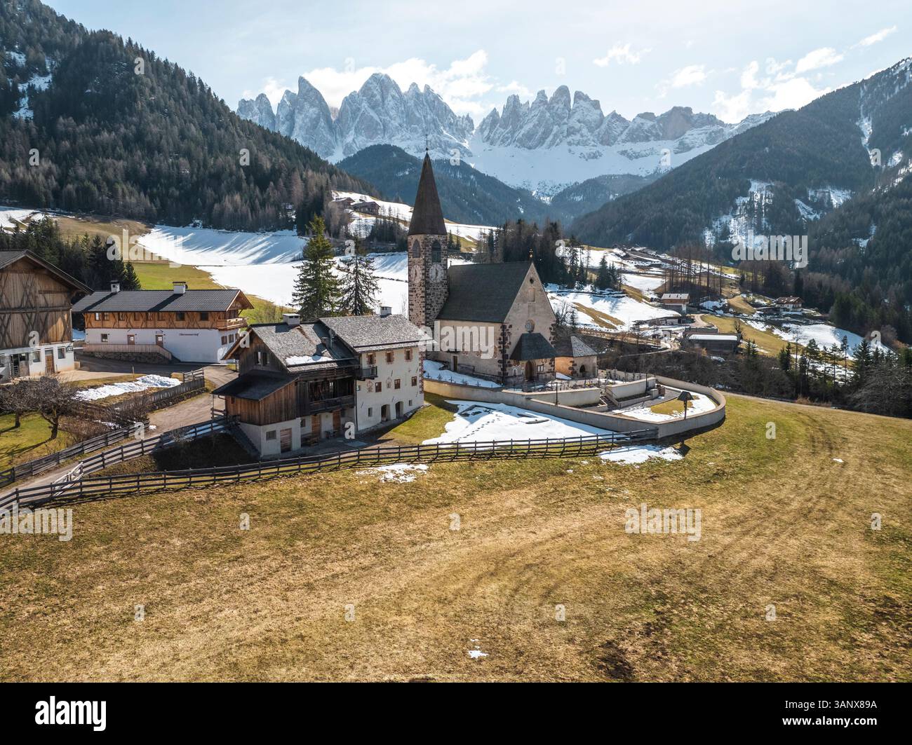 Blick aus der Vogelperspektive auf das Fünfer Tal mit der Kirche Santa Maddalena, Villnoss, Südtirol, Italien. Stockfoto