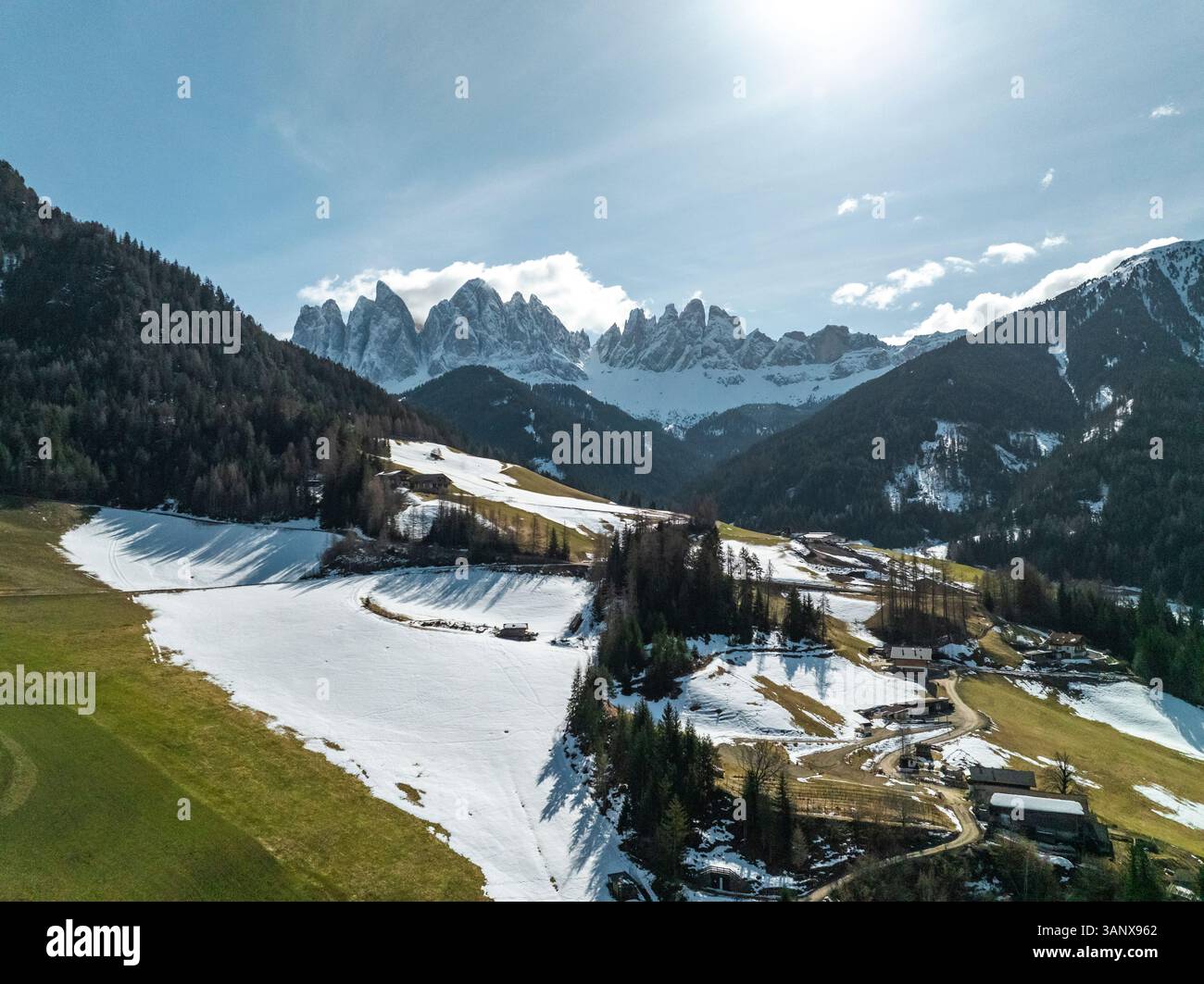 Blick aus der Vogelperspektive auf das Fünner Tal mit schneebedeckten dolomiten und Grün, Villnoss, Südtirol, Italien. Stockfoto