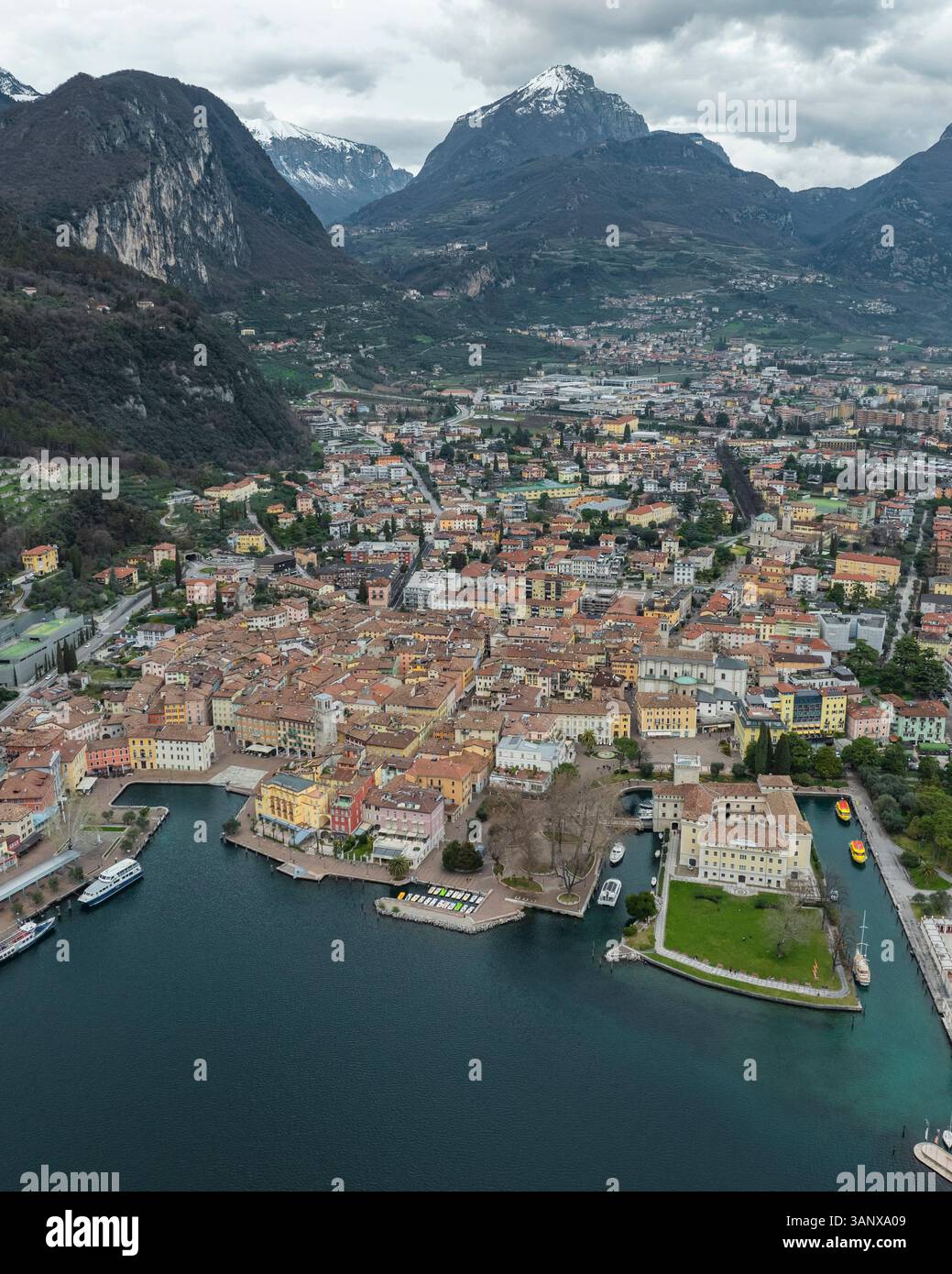 Luftaufnahme von Riva del Garda am Gardasee, Trentino, Italien. Stockfoto