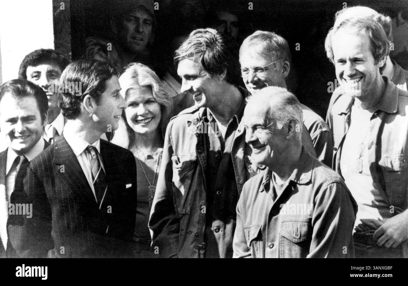 FEBRUAR 2005: GARY BURGHOFF, JAMIE FARR, PRINCE CHARLES, LORETTA SWIT, ALAN ALDA, WILLIAM CHRISTOPHER, HARRY MORGAN UND MIKE FARRELL IN DEN 20TH CENTURY FOX STUDIOS IN LOS ANGELES.28.10.1977.1970S.BEREITGESTELLT VON SMP/(CREDIT IMAGE: © GLOBE PHOTOS/ZUMAPRESS.COM) Stockfoto