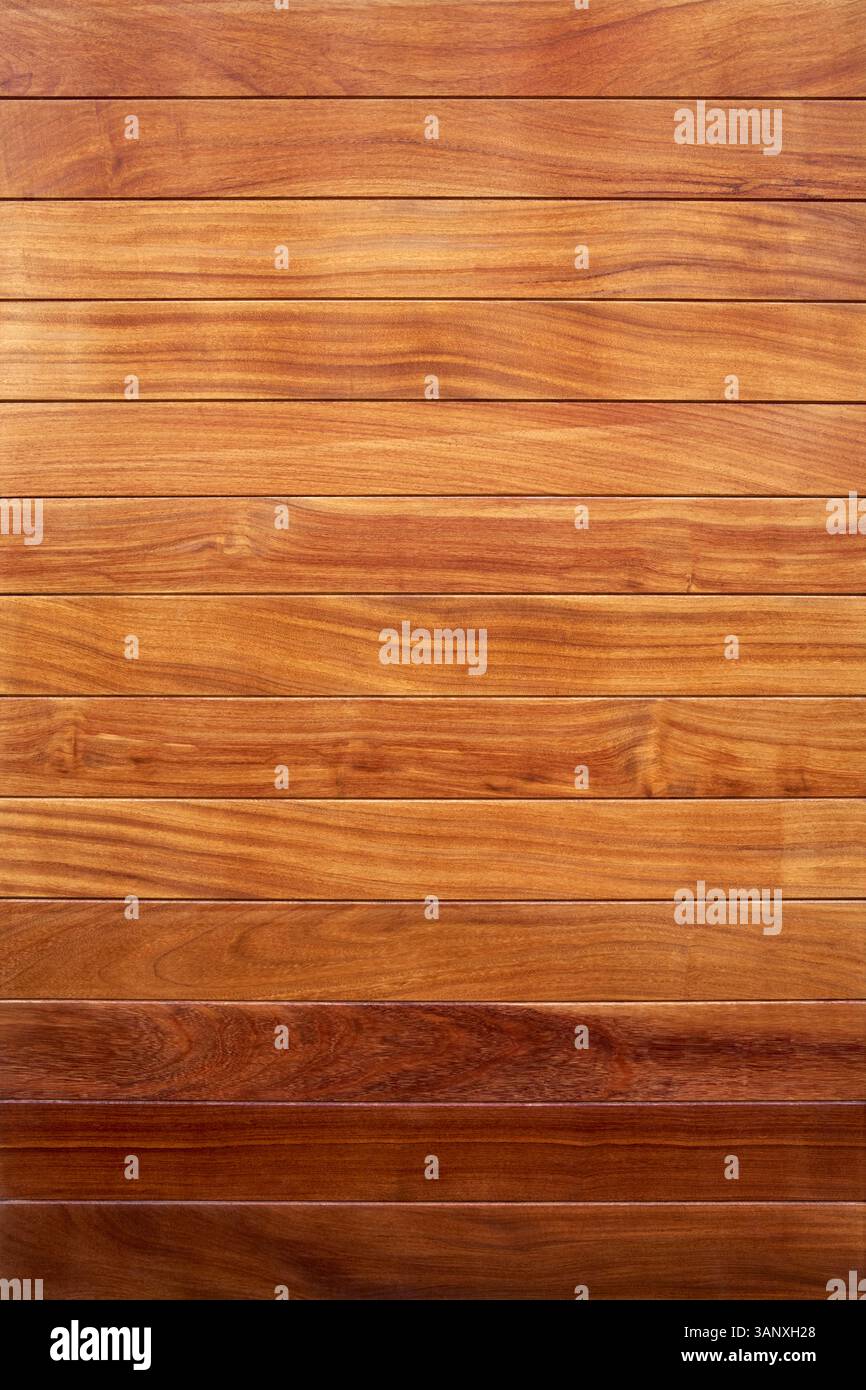 Braune Holzwand aus lackierten horizontalen Brettern mit Maserung Stockfoto