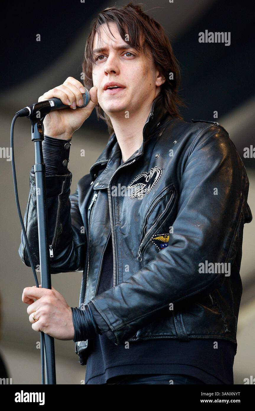 7. Mai 2011: Leadsänger Julian Casablancas von The Strokes tritt während des New Orleans Jazz and Heritage Festivals auf dem Messegelände in New Orleans, LA, auf. (Bild: © Jonathan Bachman/Cal Sport Media/ZUMAPRESS.com) Stockfoto