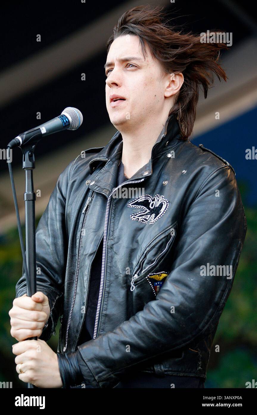 7. Mai 2011: Leadsänger Julian Casablancas von The Strokes tritt während des New Orleans Jazz and Heritage Festivals auf dem Messegelände in New Orleans, LA, auf. (Bild: © Jonathan Bachman/Cal Sport Media/ZUMAPRESS.com) Stockfoto