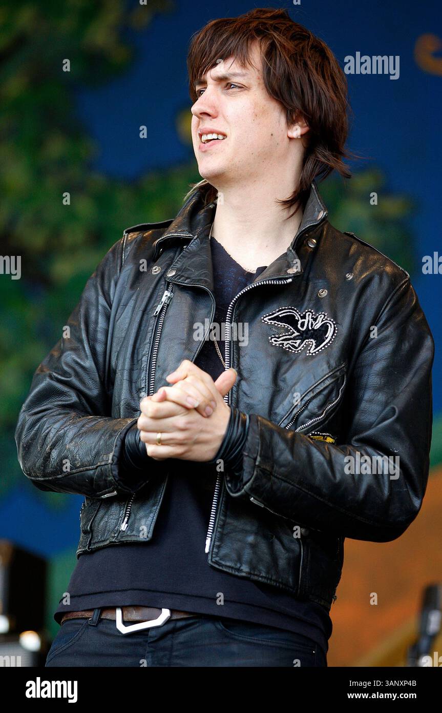 7. Mai 2011: Leadsänger Julian Casablancas von The Strokes tritt während des New Orleans Jazz and Heritage Festivals auf dem Messegelände in New Orleans, LA, auf. (Bild: © Jonathan Bachman/Cal Sport Media/ZUMAPRESS.com) Stockfoto