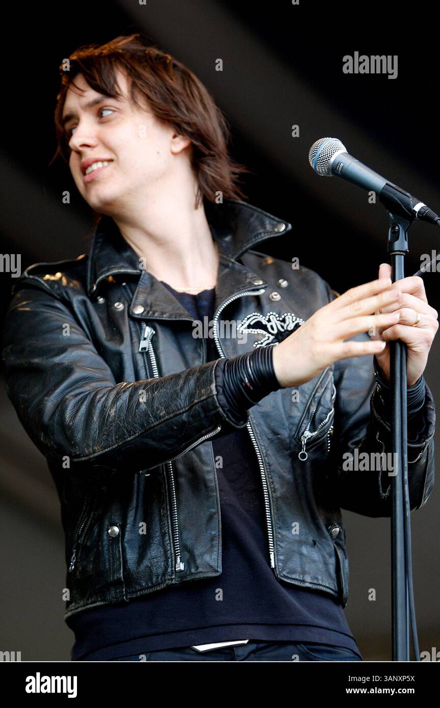7. Mai 2011: Leadsänger Julian Casablancas von The Strokes tritt während des New Orleans Jazz and Heritage Festivals auf dem Messegelände in New Orleans, LA, auf. (Bild: © Jonathan Bachman/Cal Sport Media/ZUMAPRESS.com) Stockfoto