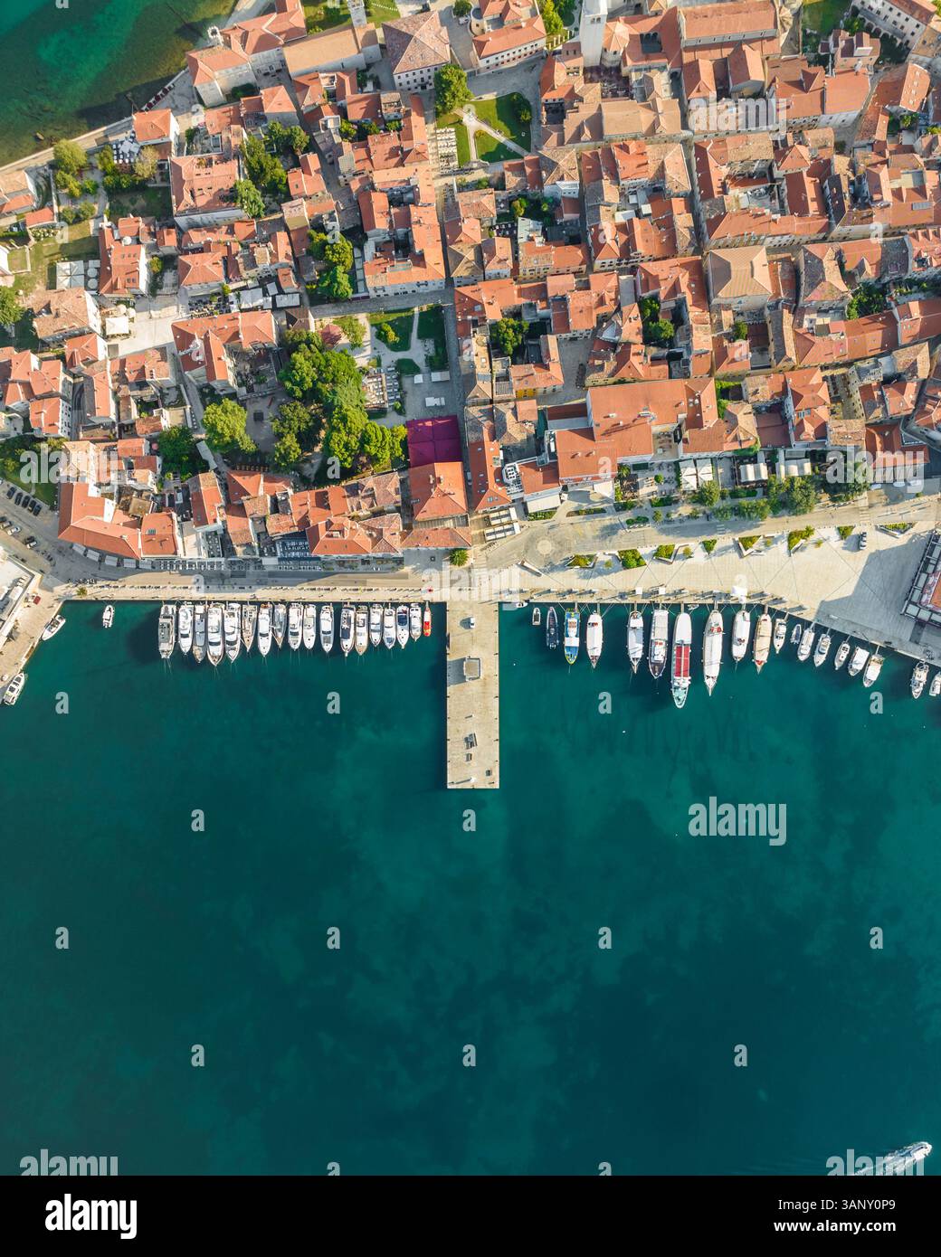 Blick aus der Vogelperspektive auf Porec bei Sonnenaufgang, eine kleine Stadt an der Adriaküste in Istrien, Kroatien. Stockfoto