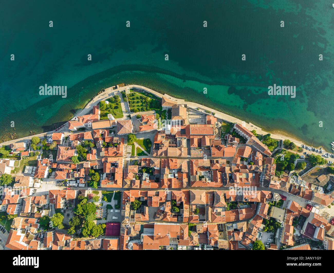 Blick aus der Vogelperspektive auf Porec bei Sonnenaufgang, eine kleine Stadt an der Adriaküste in Istrien, Kroatien. Stockfoto