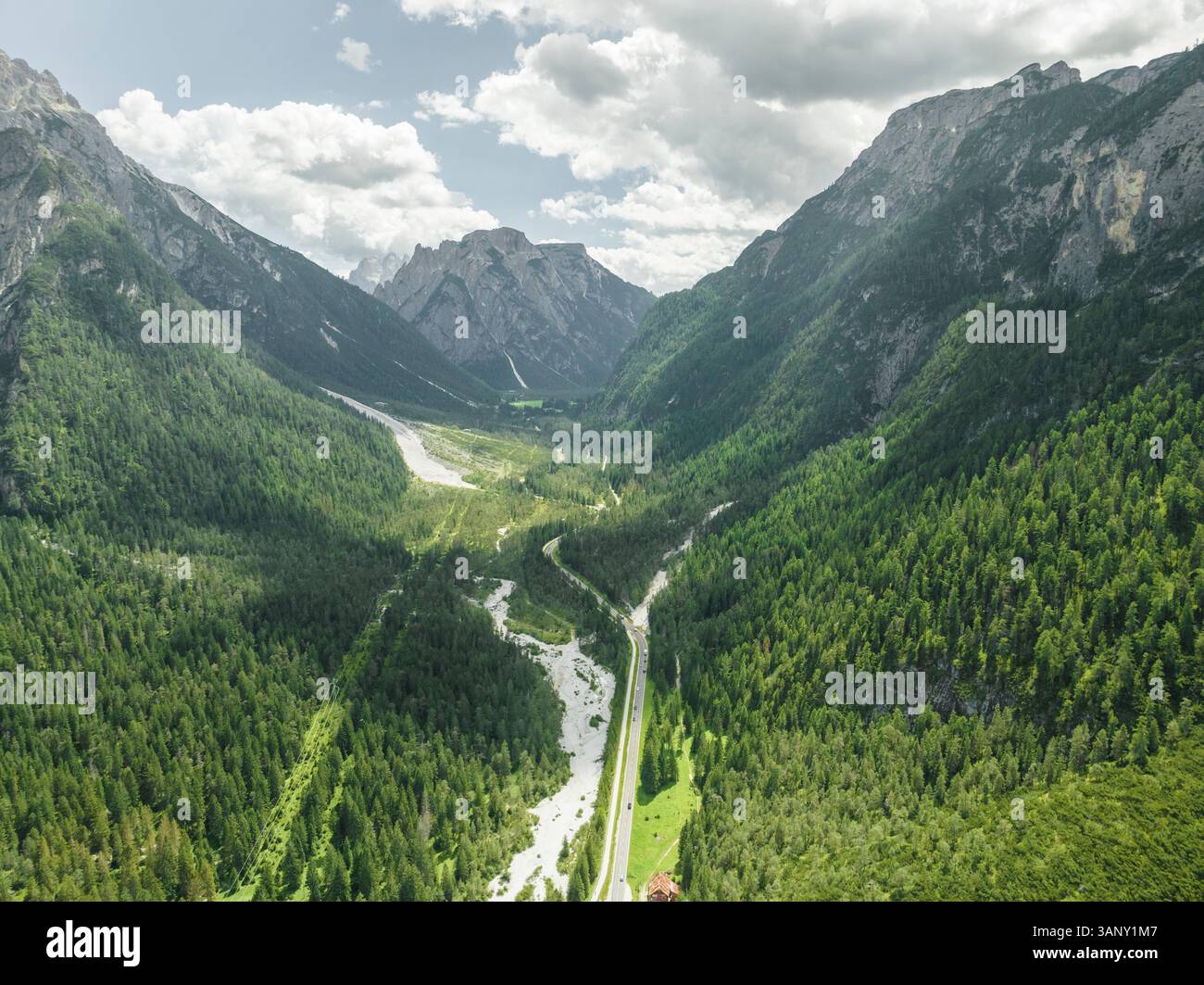 Aus der Vogelperspektive einer Straße durch das Tal durch den Naturpark drei Zinnen mit dem Monte Cristallo im Hintergrund auf den Dolomiten, Trentino, Südtirol, Italien. Stockfoto
