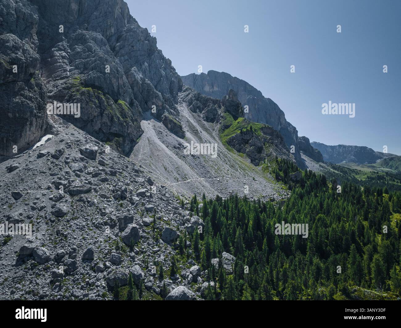 Aus der Vogelperspektive auf Langkofel, einem Berggipfel auf den Dolomiten im Trentino, Südtirol in Norditalien. Stockfoto