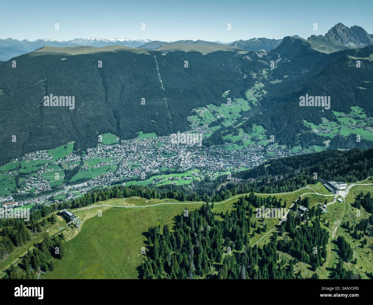 Aus der Vogelperspektive der Stadt St. Ulrich von der Seiser Alm auf den Dolomiten, Trentino, Südtirol in Norditalien. Stockfoto