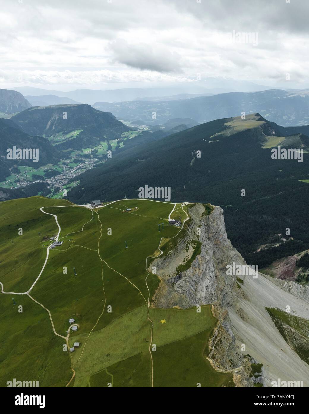Blick aus der Vogelperspektive auf eine wunderschöne Berglandschaft vom Seceda Berggipfel und Bergrücken, Puez-Geisler Naturpark im Trentino, Südtirol, Italien. Stockfoto