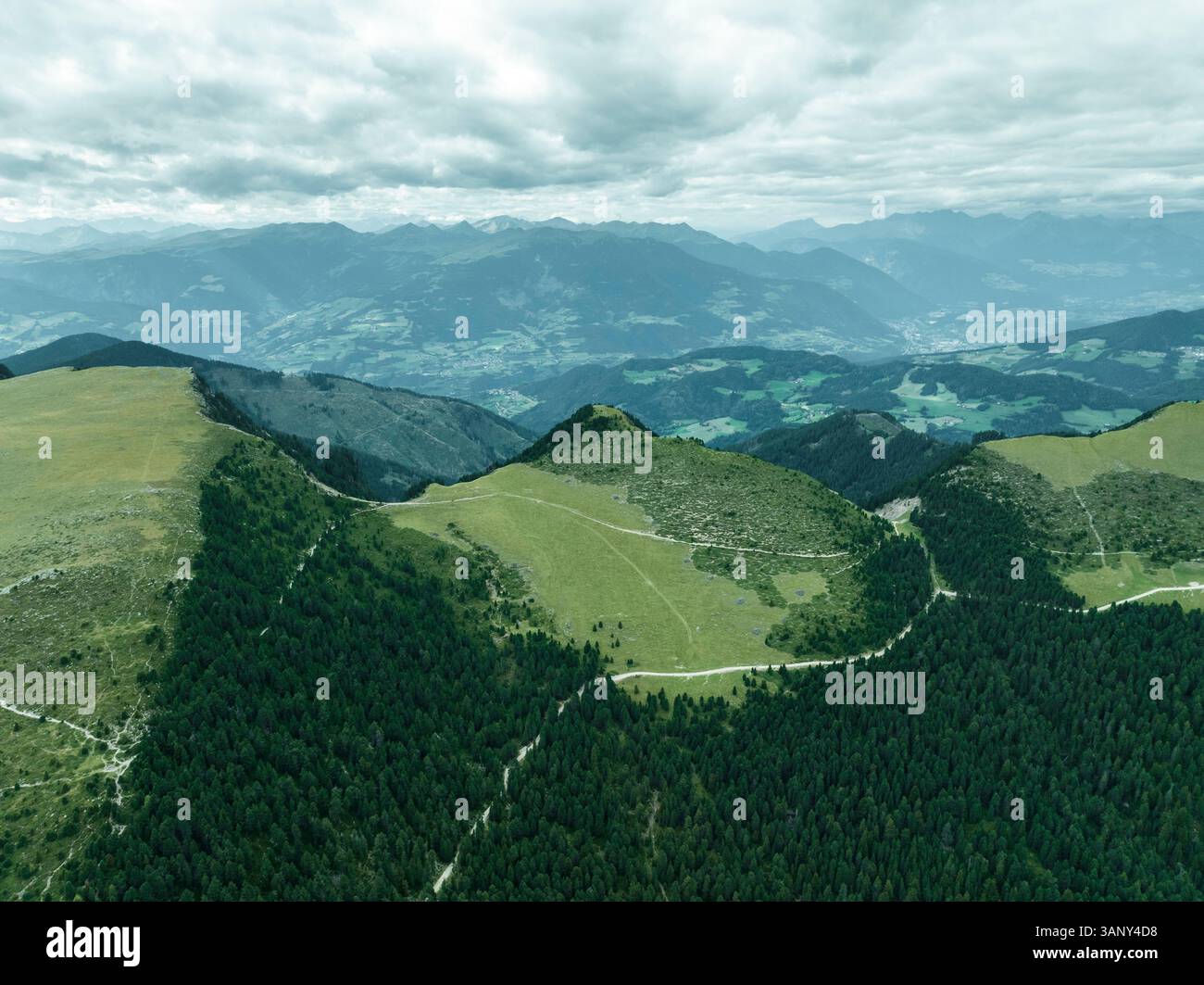 Aus der Vogelperspektive auf den Bergrücken Resciesa im Naturpark Puez-Geisler, Dolomiten, Trentino, Südtirol in Norditalien. Stockfoto