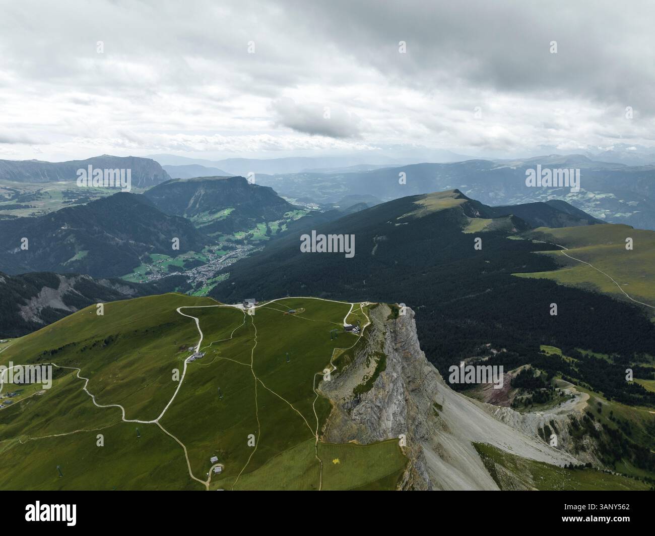 Blick aus der Vogelperspektive auf eine wunderschöne Berglandschaft vom Seceda Berggipfel und Bergrücken, Puez-Geisler Naturpark im Trentino, Südtirol, Italien. Stockfoto