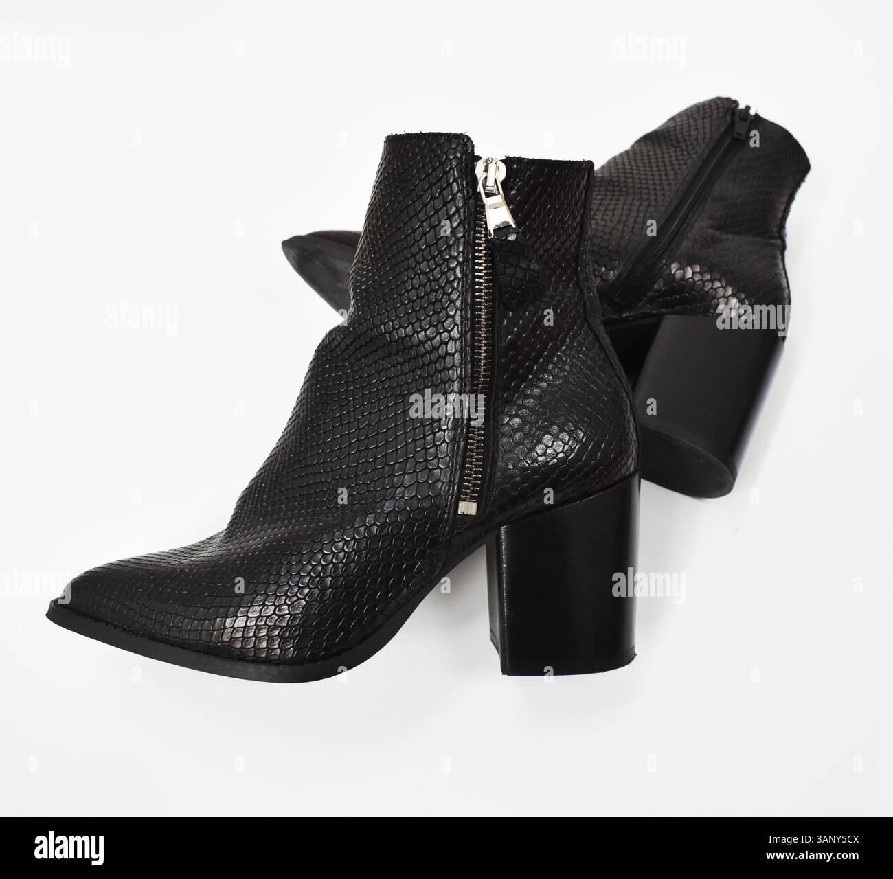 Modische schwarze Damenschuhe auf weißem Hintergrund isoliertes Produktabbild trendige Heels minimalistisches Studiofoto perfekt für Werbung Stockfoto