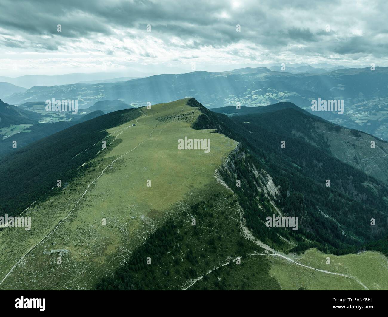 Aus der Vogelperspektive auf den Bergrücken Resciesa im Naturpark Puez-Geisler, Dolomiten, Trentino, Südtirol in Norditalien. Stockfoto