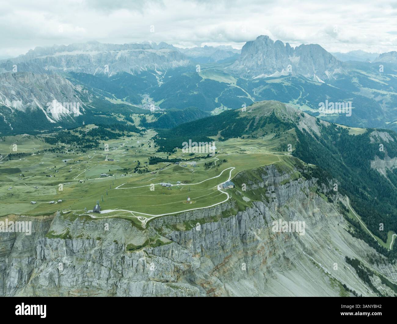 Aus der Vogelperspektive auf Seceda, einem beliebten Berggipfel auf den Dolomiten in der Geisler-Gruppe im Naturpark Puez-Geisler in Südtirol in Norditalien. Stockfoto