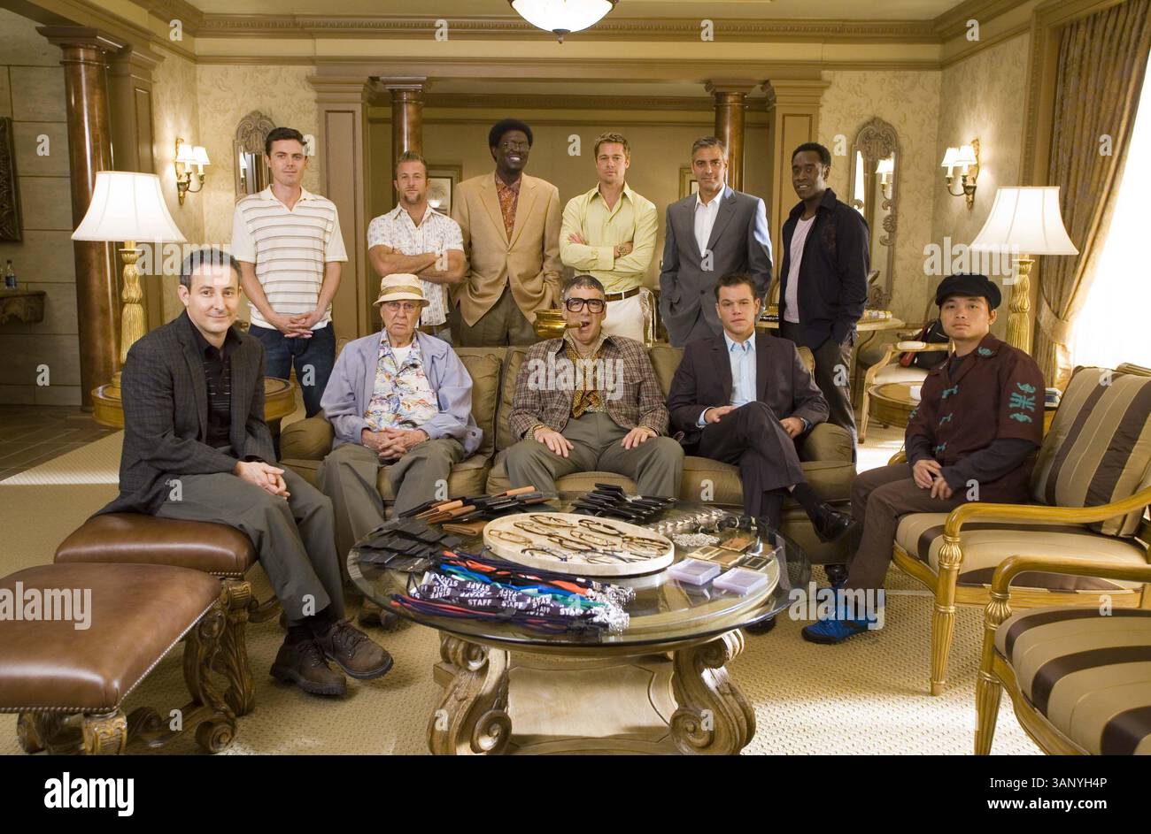6. Juni 2007: (L-r) EDDIE JEMISON als Livingston Dell, CASEY AFFLECK als Virgil Malloy, CARL REINER als Saul Bloom, SCOTT CAAN als Turk Malloy, BERNIE MAC als Frank Catton, ELLIOTT GOULD als Reuben Tishkoff, BRAD PITT als Rusty Ryan, GEORGE CLOONEY als Danny Ocean, MATT DAMON als Linus Caldwell, DON CHEADLE als Basin YBO Pictures und Village Roadshow Pictures ''Ocean's Thirteen,'' .K53364ES.TV-FILM STILL. BEREITGESTELLT VON PHOTOS (Kreditbild: © Globe Photos/ZUMAPRESS.com) Stockfoto