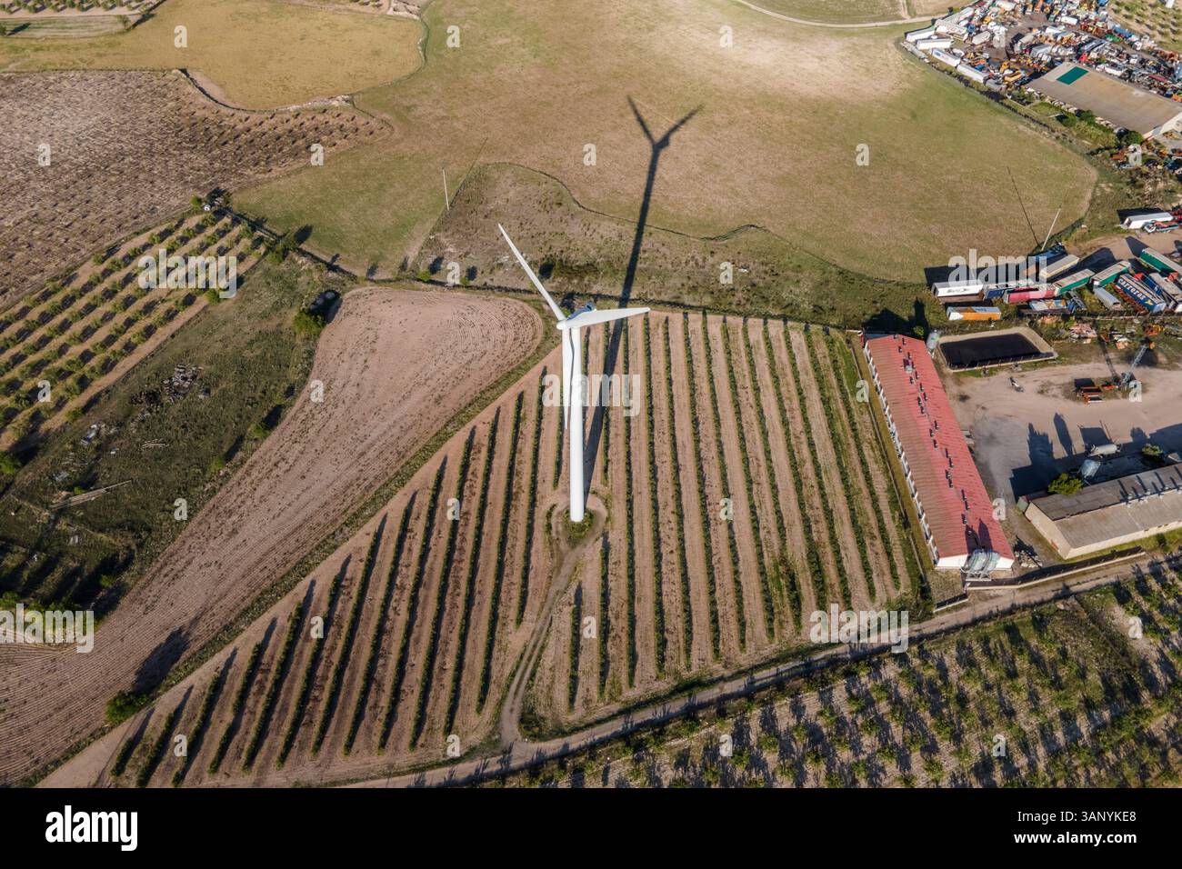 Luftaufnahme vieler Windturbinen in einem Windpark auf dem Land, La Muela, Saragoza, Spanien. Stockfoto