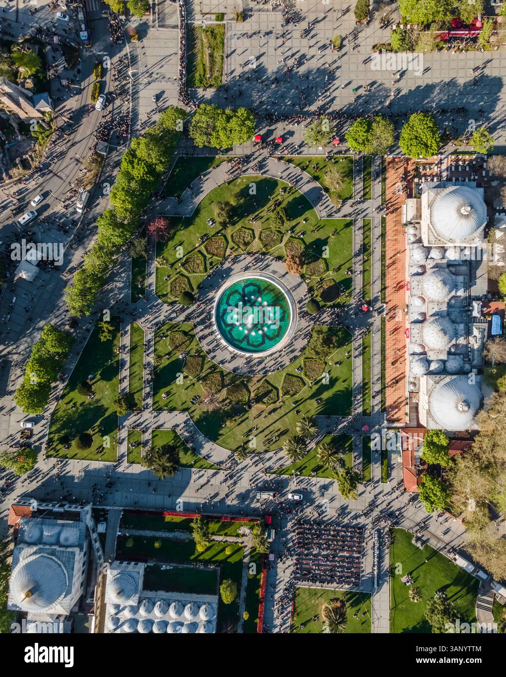 Aus der Vogelperspektive vieler Menschen, die den muslimischen Tag am Ende des Ramadan im Sultan Ahmet Park im Sultanahmet-Viertel von Istanbul, Türkei, feiern. Stockfoto