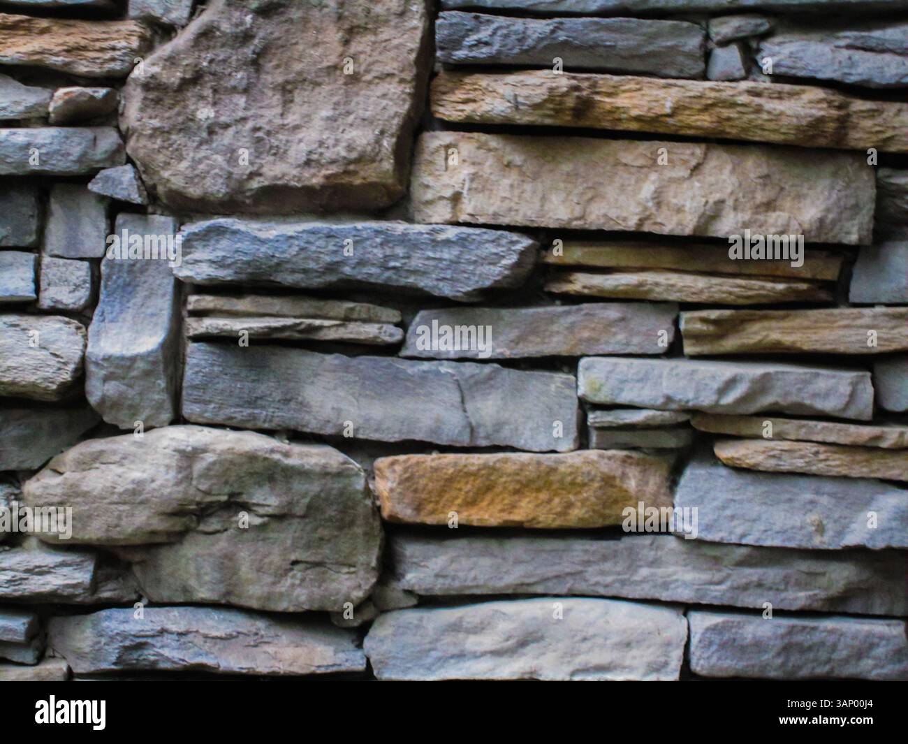 Nahaufnahme einer trockenen Steinmauer mit verschiedenen Mustern und Farben Stockfoto