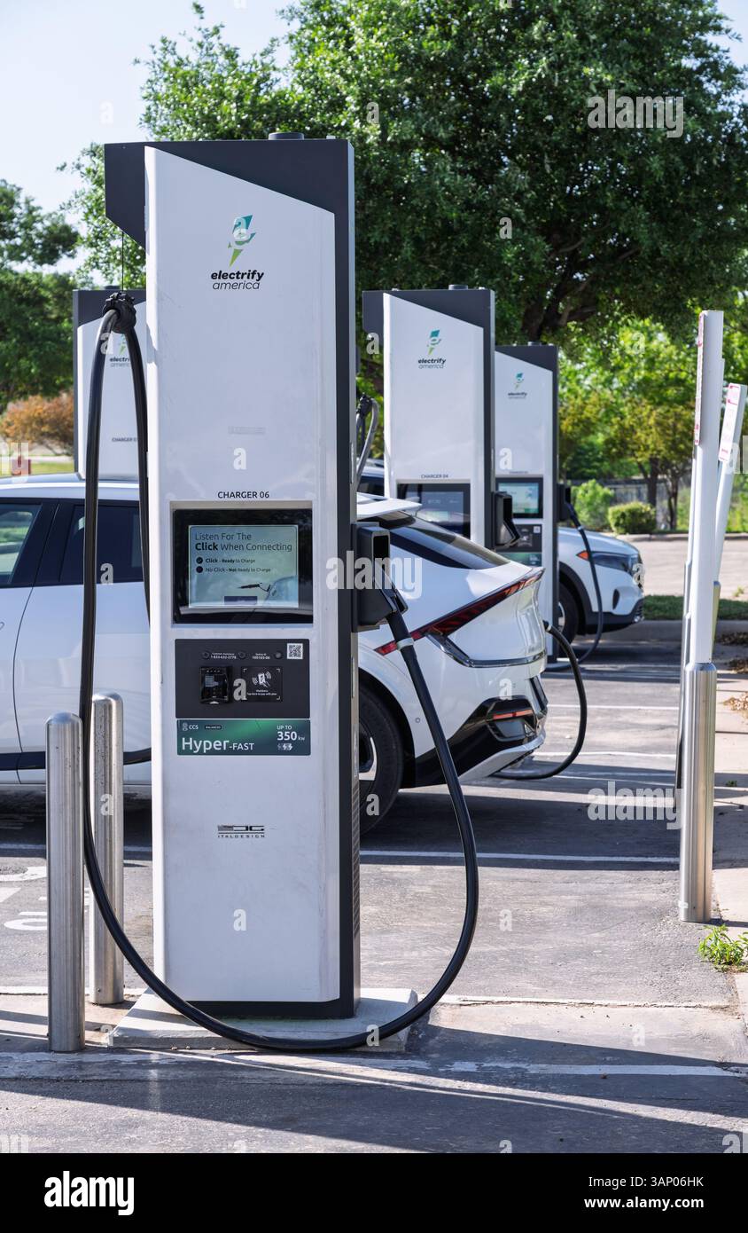 Austin, Texas – 11. April 2025: Elektrifizieren Sie die EV-Ladestation in Amerika bei Georgetown, Texas, mit aufgeladenen Autos Stockfoto