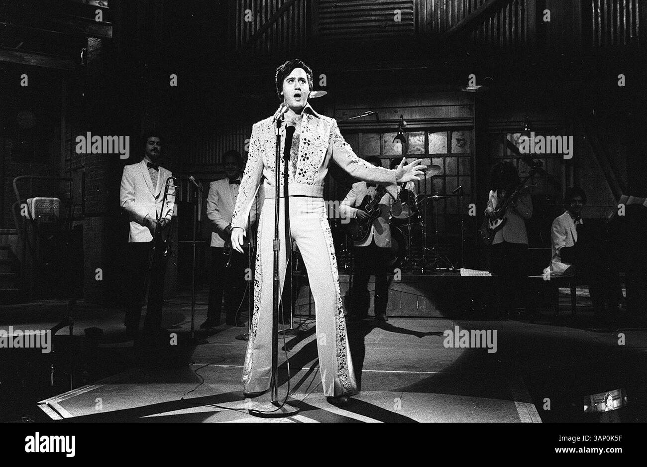 DEZEMBER 1982 - 59257 - SAMSTAGABEND LIVE. ANDY KAUFMAN ALS ELVIS. 1982(Bild: © Globe Photos/ZUMAPRESS.com) Stockfoto