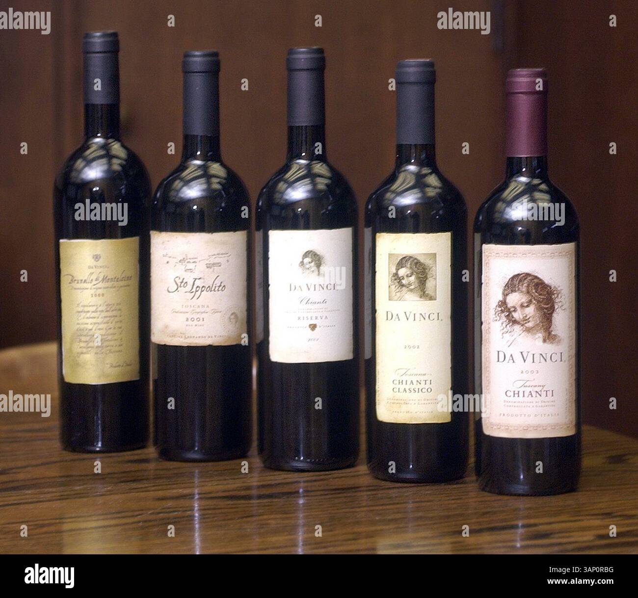 7. Februar 2005 - Modesto, Kalifornien, USA - in einem Konferenzraum des Verwaltungsgebäudes der Weinkellerei E&J Gallo wird von links nach rechts Brunello di Monalcino, Jahrgang 2000, gezeigt; Sto. Ippolito, Jahrgang 2001; DaVinci Chianti Riserva Jahrgang 2001; DaVinci Chianti Classico, Jahrgang 2002; und DaVinci Chianti 2003 Jahrgang. (Bild: © Adrian Mendoza 02072005/Modesto Bee/ZUMAPRESS.com) Stockfoto
