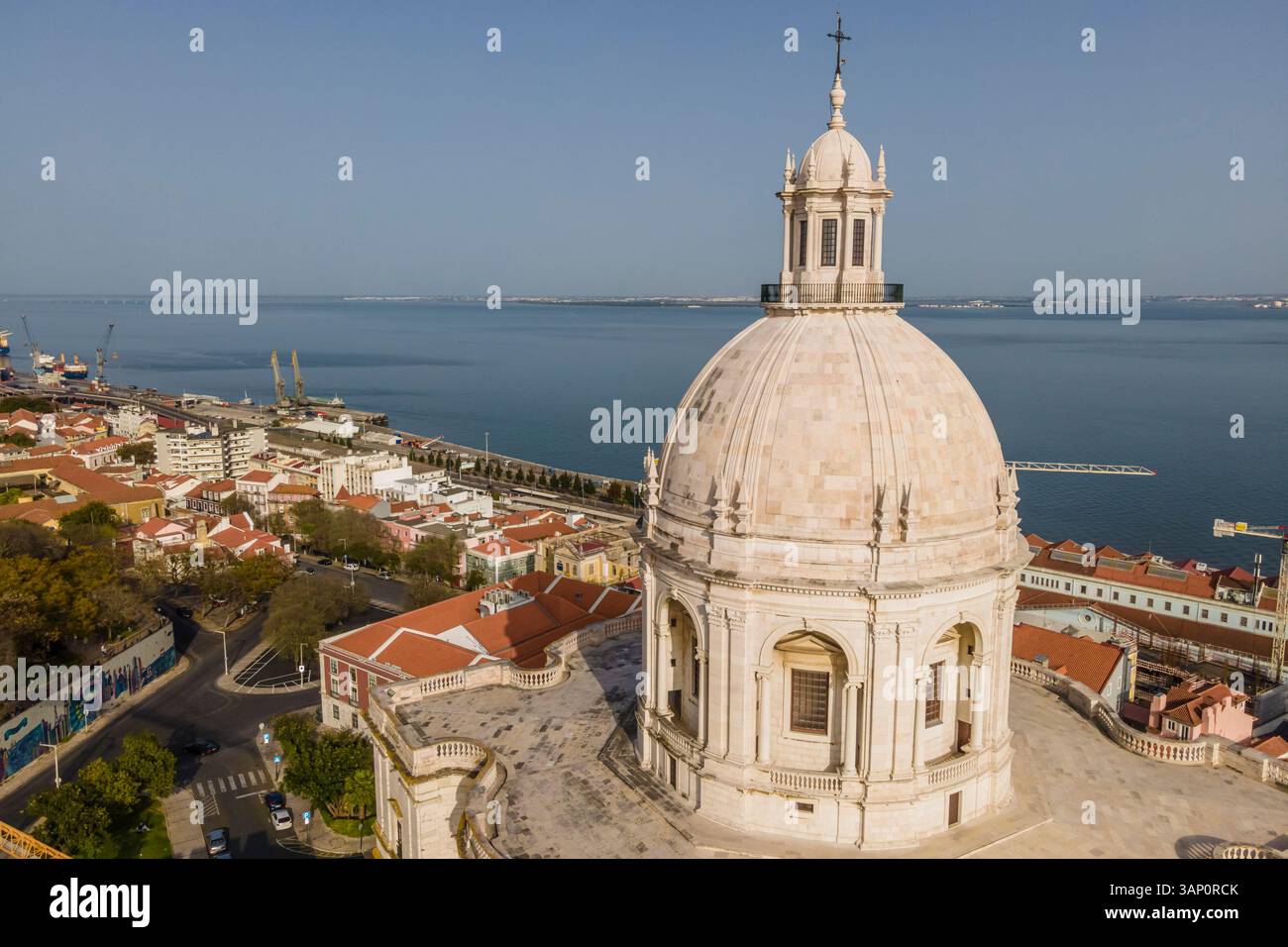 Lissabon, Portugal - 28. März 2021: Aus der Vogelperspektive des Panteao Nacional, das Nationalpantheon ist ein berühmtes Grab in einer Kirche aus dem 17. Jahrhundert in Lissabon, Portugal. Stockfoto