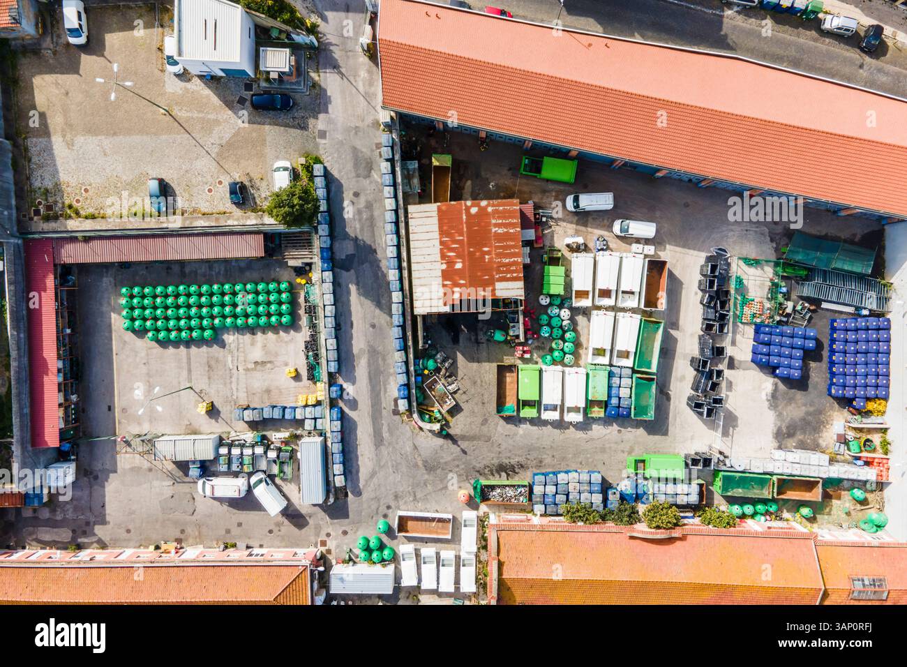 Luftaufnahme einer kleinen Fabrik im Industriegebiet Marvila, Lissabon, Portugal. Stockfoto
