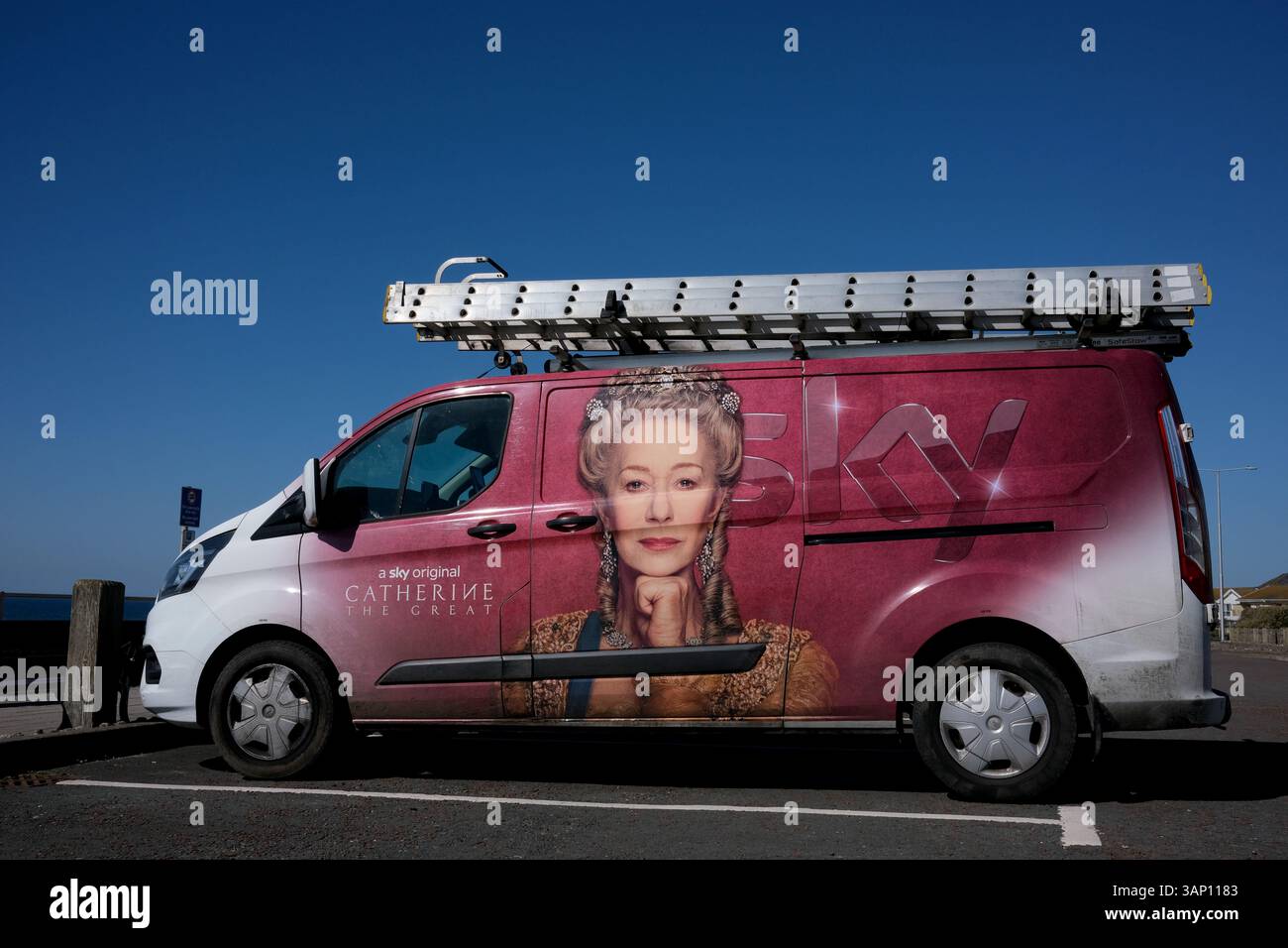 Sky-TV-Van-Bild der Schauspielerin Helen Mirren, die Catherine die große wirbt. Stockfoto