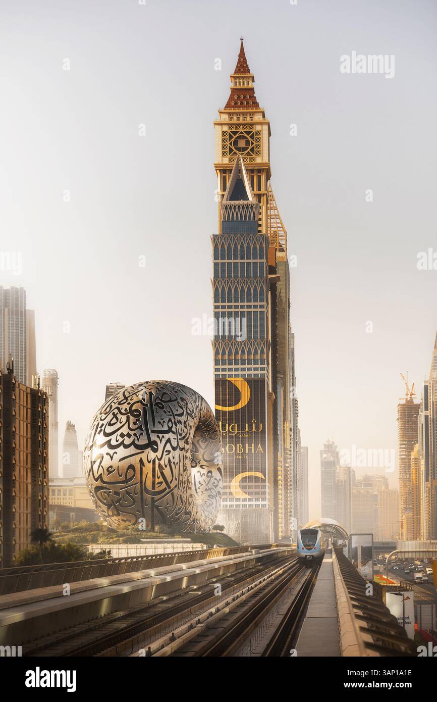 Dubai, Vereinigte Arabische Emirate - 15. Februar 2022: Aus der Vogelperspektive auf moderne Architektur und Wolkenkratzer rund um die Dubai Metro im World Trade Centre Metro Stockfoto