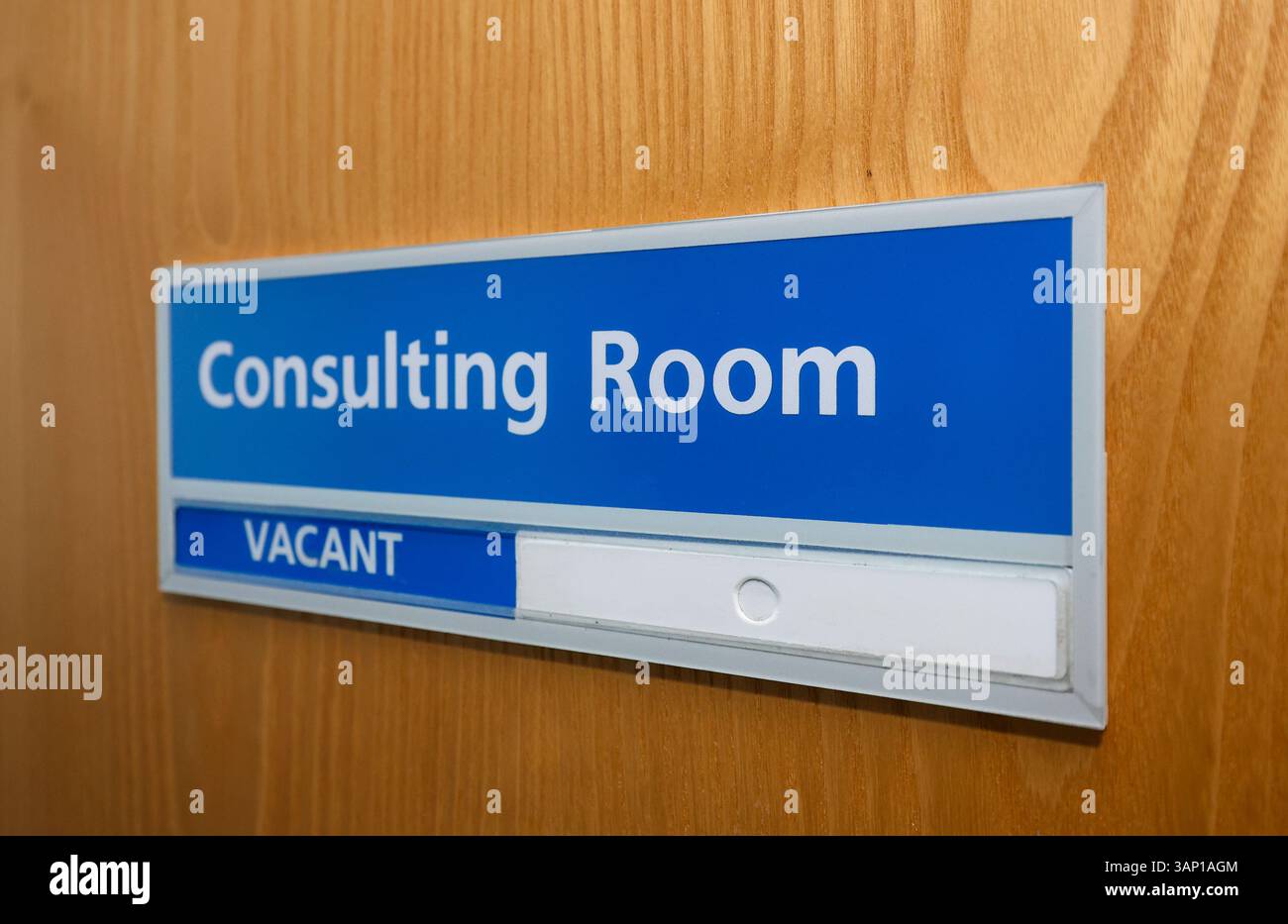 Doctors Consulting Room Schild an der Tür eines britischen Arztes Chirurgie oder Krankenhauses. Stockfoto