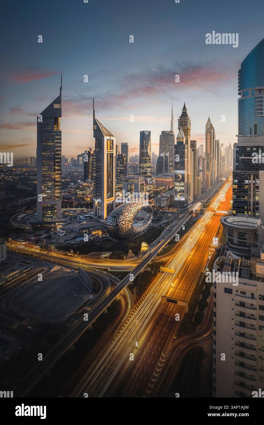 Dubai, Vereinigte Arabische Emirate - 17. Februar 2022: Luftaufnahme des Museums der Zukunft bei Nacht mit wunderschöner Stadtlandschaft und modernen Wolkenkratzern, Dubai, U Stockfoto