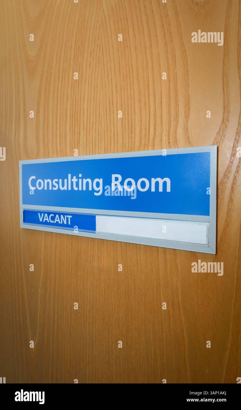 Doctors Consulting Room Schild an der Tür eines britischen Arztes Chirurgie oder Krankenhauses. Stockfoto