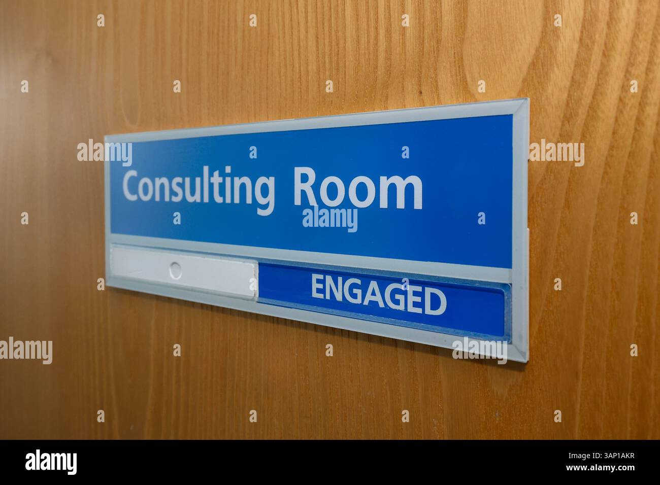 Doctors Consulting Room Schild an der Tür eines britischen Arztes Chirurgie oder Krankenhauses. Stockfoto