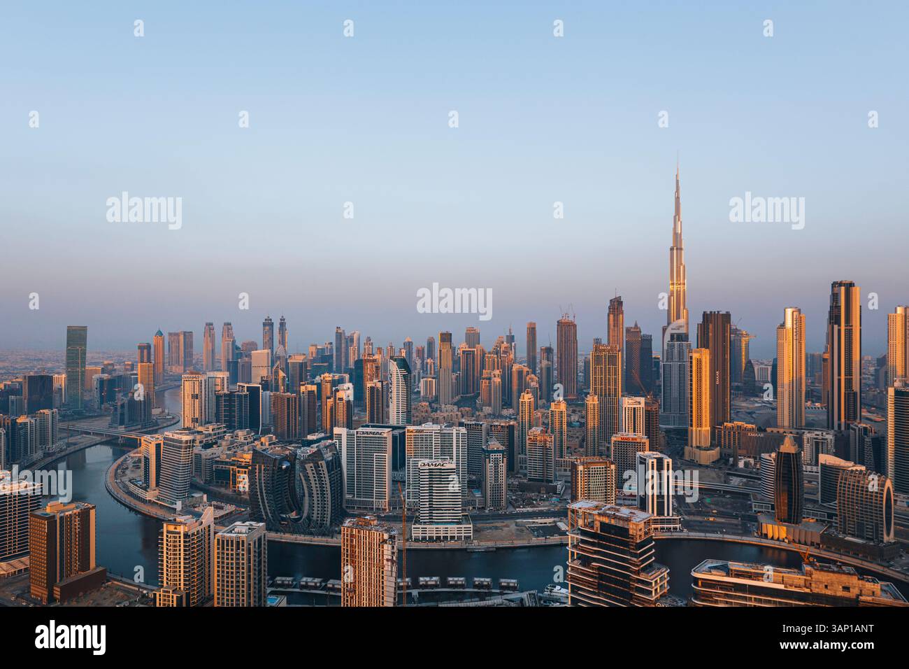 Dubai, Vereinigte Arabische Emirate - 17. Februar 2022: Luftansicht auf die Skyline von dubai mit burj khalifa und modernen Wolkenkratzern bei Sonnenuntergang, dubai, vereinigte arabische Emirate Stockfoto