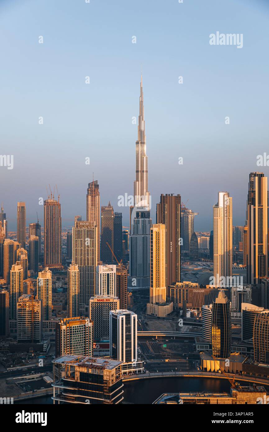 Dubai, Vereinigte Arabische Emirate - 17. Februar 2022: Luftaufnahme der Skyline des burj khalifa bei Sonnenuntergang mit modernen Wolkenkratzern in der Innenstadt von Dubai, Vereinigte Arabische Emirate Stockfoto