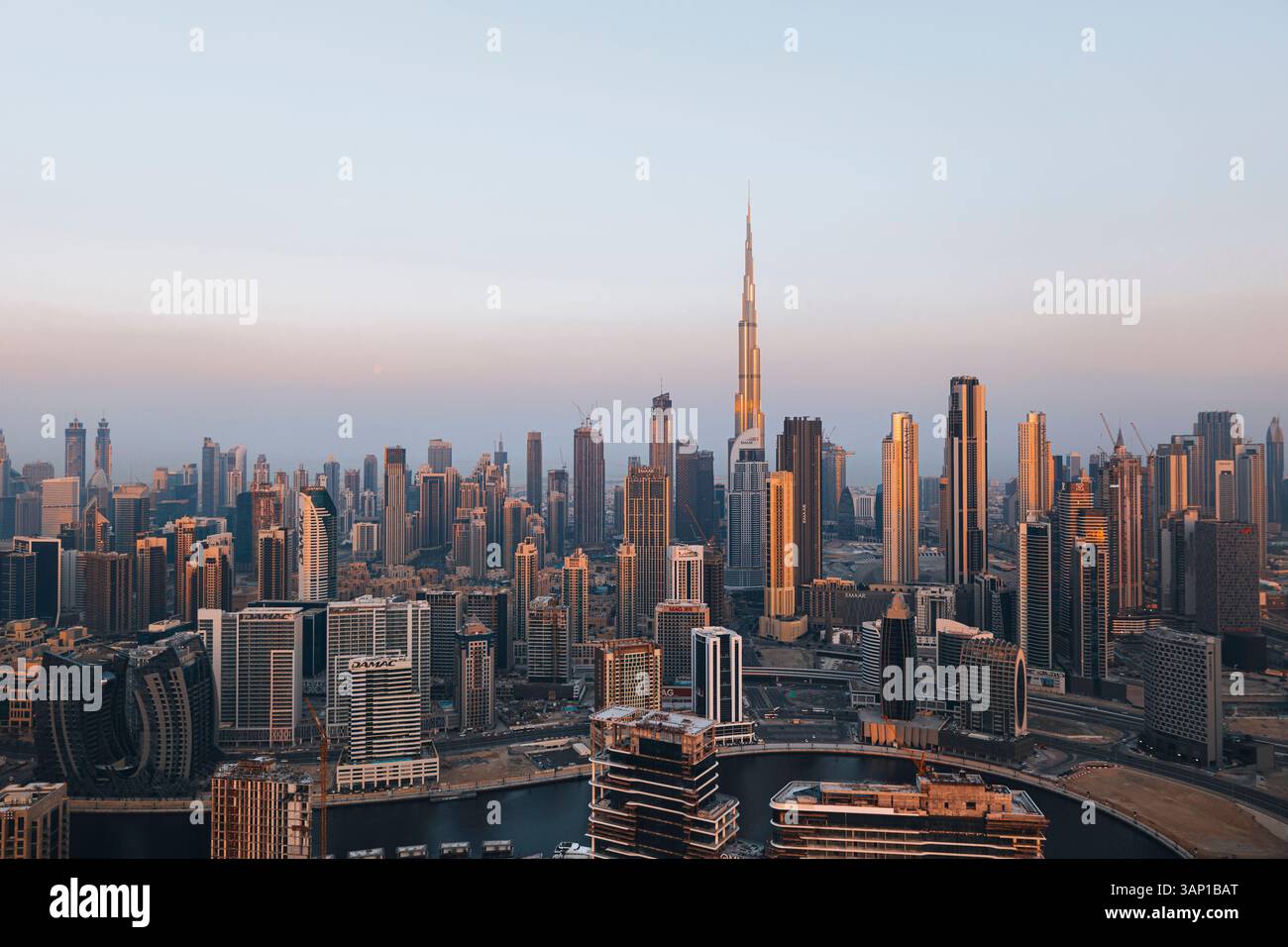 Dubai, Vereinigte Arabische Emirate - 17. Februar 2022: Luftansicht auf die Skyline des burj khalifa mit modernen Wolkenkratzern bei Sonnenuntergang, dubai, vereinigte arabische emirate. Stockfoto