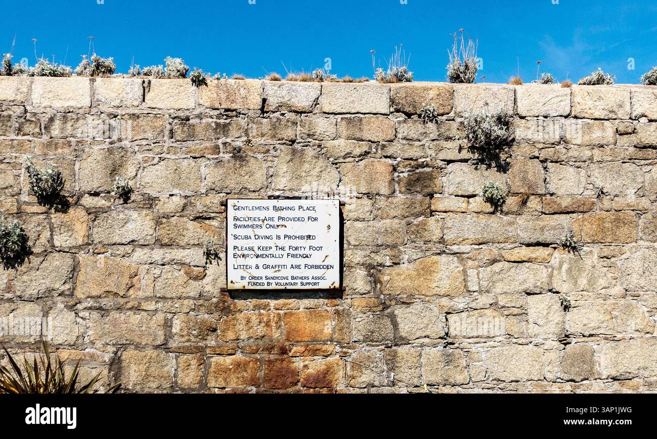 Das Schild für den 40 Fuß großen Badebereich in Sandycove, Dublin, Irland. Ursprünglich ein Badegebiet für Männer, das heute allen offen steht. Stockfoto