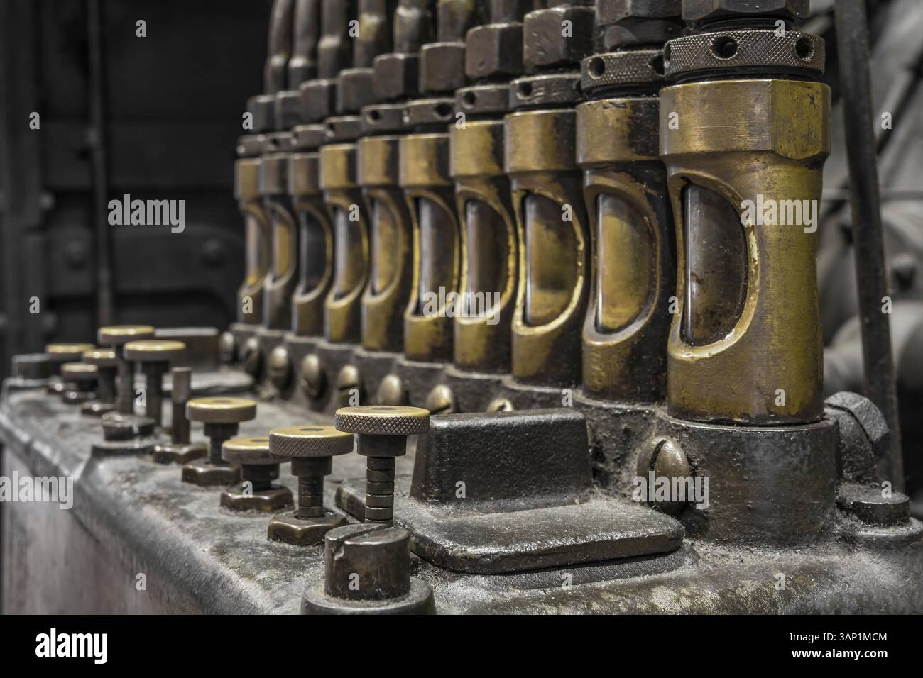 Ölanlage auf einer historischen Industriemaschine. Stockfoto