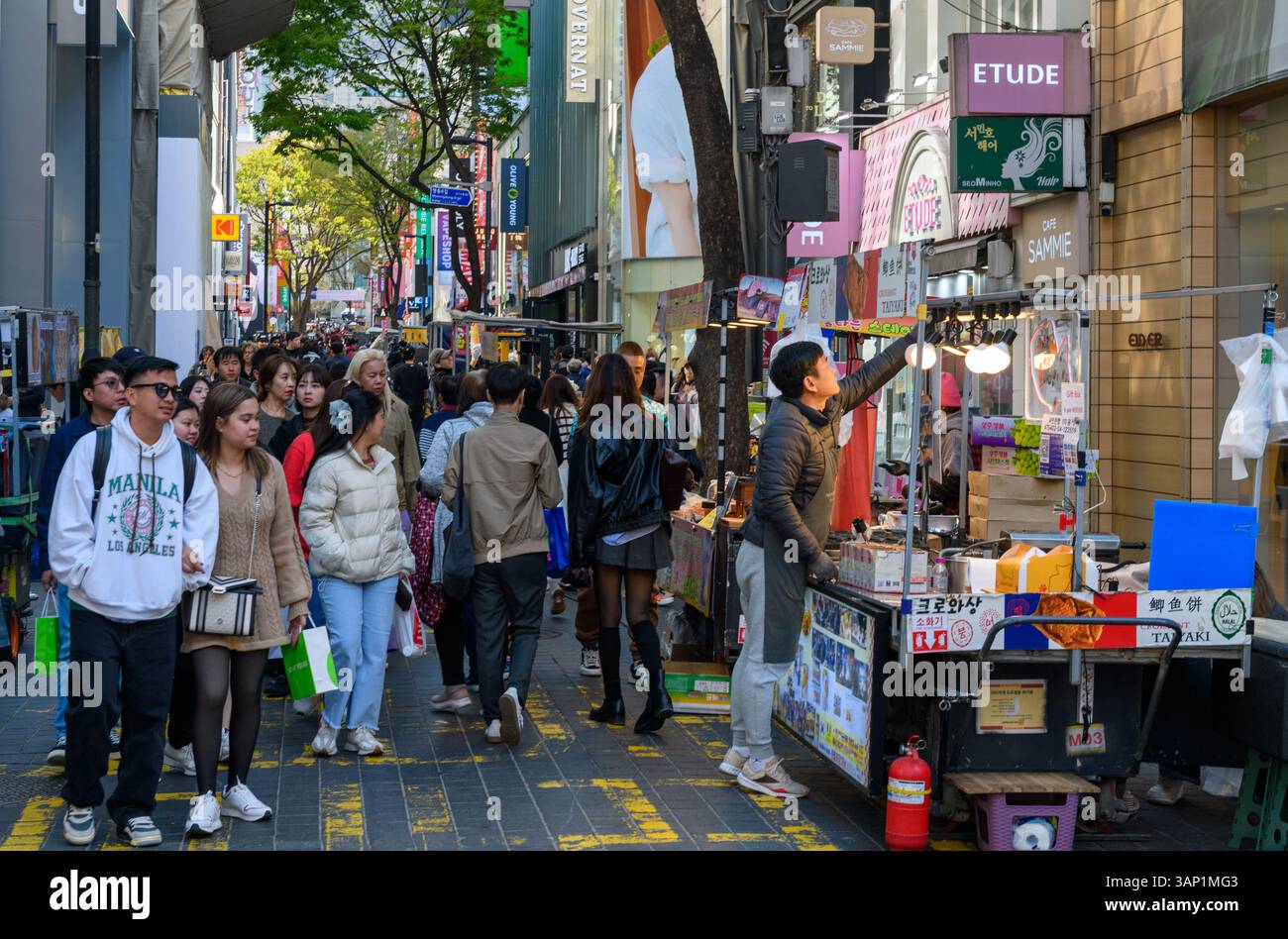 Besucher besuchen Myeongdong, Südkoreas berühmtes Einkaufs- und Modeviertel im Zentrum von Seoul. Der globale Kreditbewerter S&P Global Ratings behielt sein Bonitätsrating für Südkorea am 15. April bei AA und gab damit einen stabilen Ausblick. Er sagte, dass „aktive“ Anstrengungen politischer Institutionen dazu beigetragen haben, politische Unsicherheiten einzudämmen, die sich aus der kurzlebigen Verhängung des Kriegsrechts im Dezember ergeben. Stockfoto