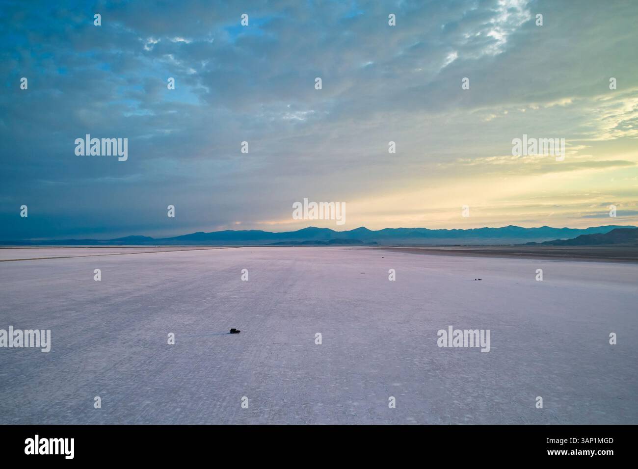 Aus der Vogelperspektive eines Fahrzeugs, das ein Wüstental bei Sonnenuntergang zwischen Nevada und Utah, USA, überquert. Stockfoto