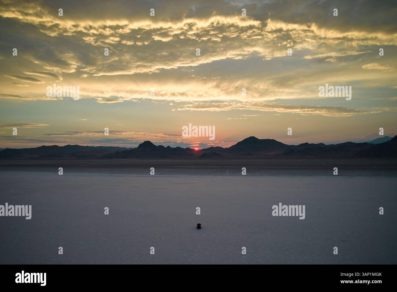 Aus der Vogelperspektive eines Fahrzeugs, das ein Wüstental bei Sonnenuntergang zwischen Nevada und Utah, USA, überquert. Stockfoto