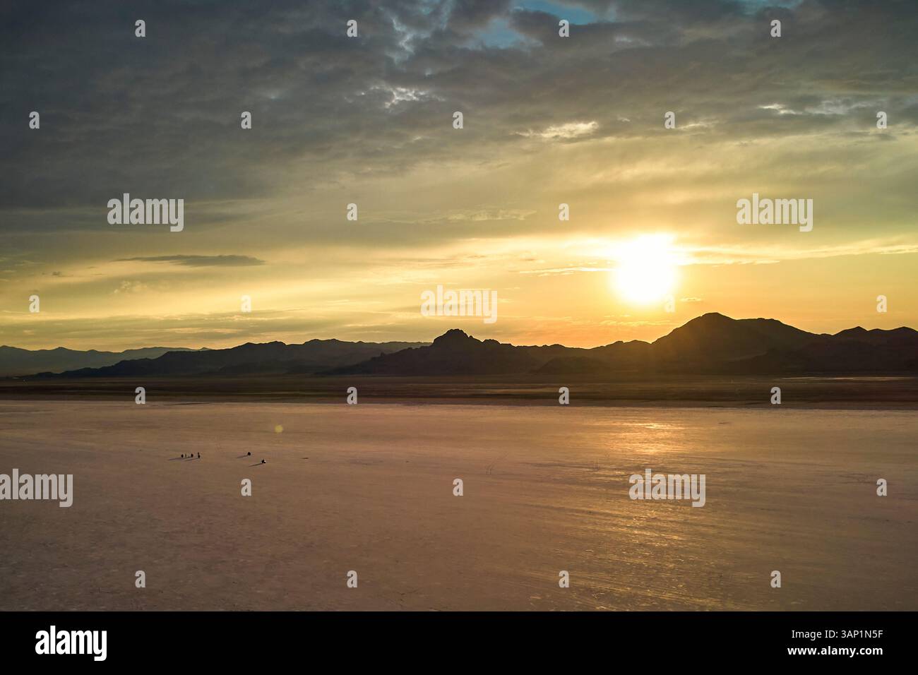 Aus der Vogelperspektive auf ein wunderschönes Wüstental bei Sonnenuntergang zwischen Nevada und Utah, USA. Stockfoto