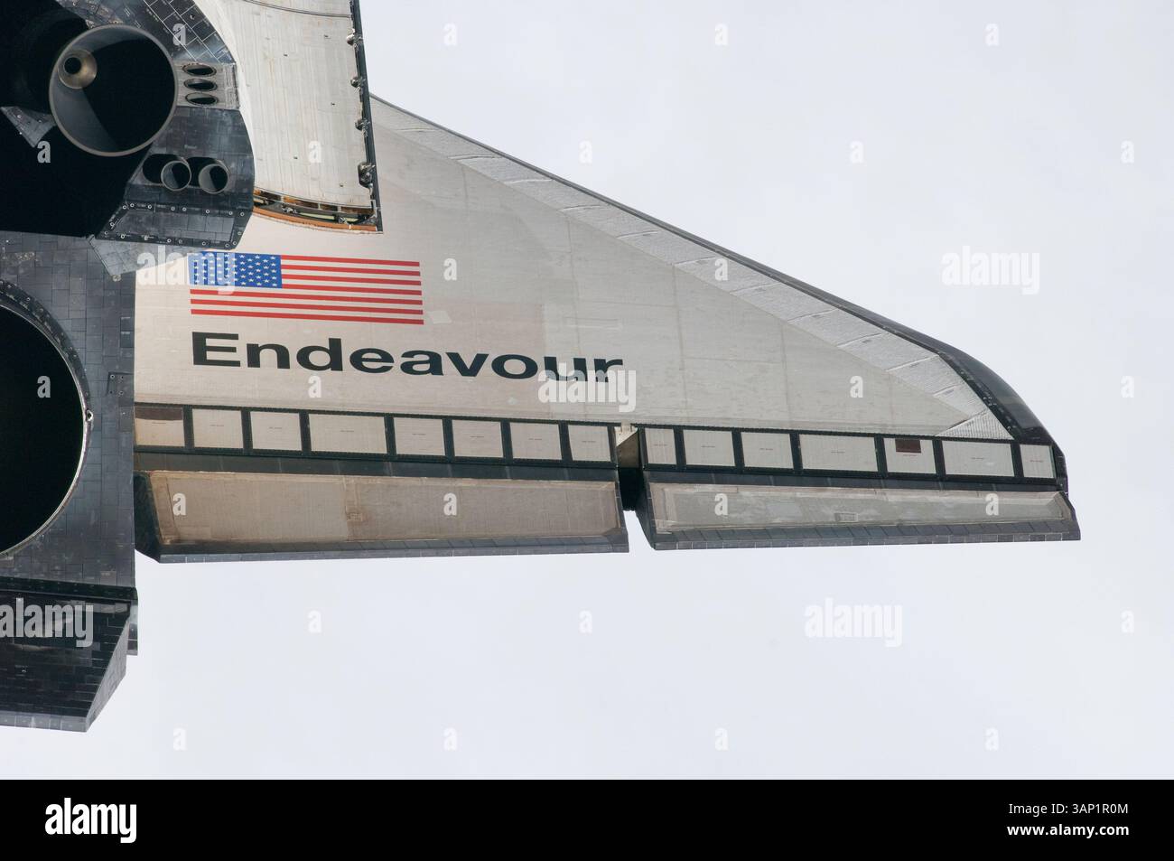 19. Mai 2011 - Cape Canaveral, Florida, USA - Endeavour ist aus nächster Nähe. Der Steuerbordflügel des Space Shuttle Endeavour wurde von der Besatzung der Expedition 27 während einer Vermessung der sich nähernden STS-134-Mission vor dem Andocken an der Internationalen Raumstation aufgenommen. Im Rahmen der Vermessung und im Rahmen der Aktivitäten jeder Mission führte Endezvous ein Pitch-Manöver oder Back-Flip durch, so dass das Shuttle aus verschiedenen Blickwinkeln fotografiert werden konnte. Das Bild wurde in einer Entfernung von etwa 600 Fuß (180 Meter) fotografiert. (Kreditbild: &#169; NASA/ZUMAPRESS.com) Stockfoto