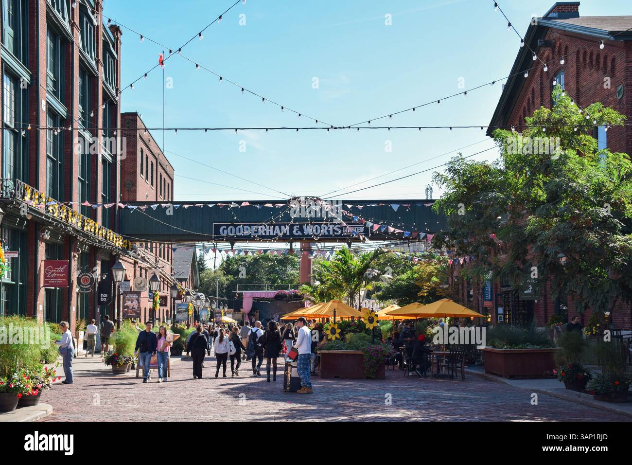 Menschen, die am 5. Oktober 2024 im historischen Distillery District in der Innenstadt von Toronto, Ontario, Kanada spazieren gehen Stockfoto