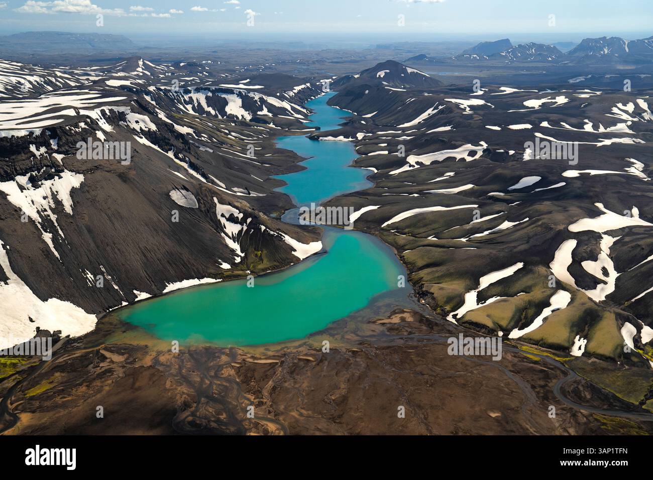 Aus der Vogelperspektive auf den isländischen See Hólmsárlón, in landmannalaugar, Island. Wenn der Sommer langsam einzieht, beginnt der Schnee in den Isländern zu schmelzen Stockfoto