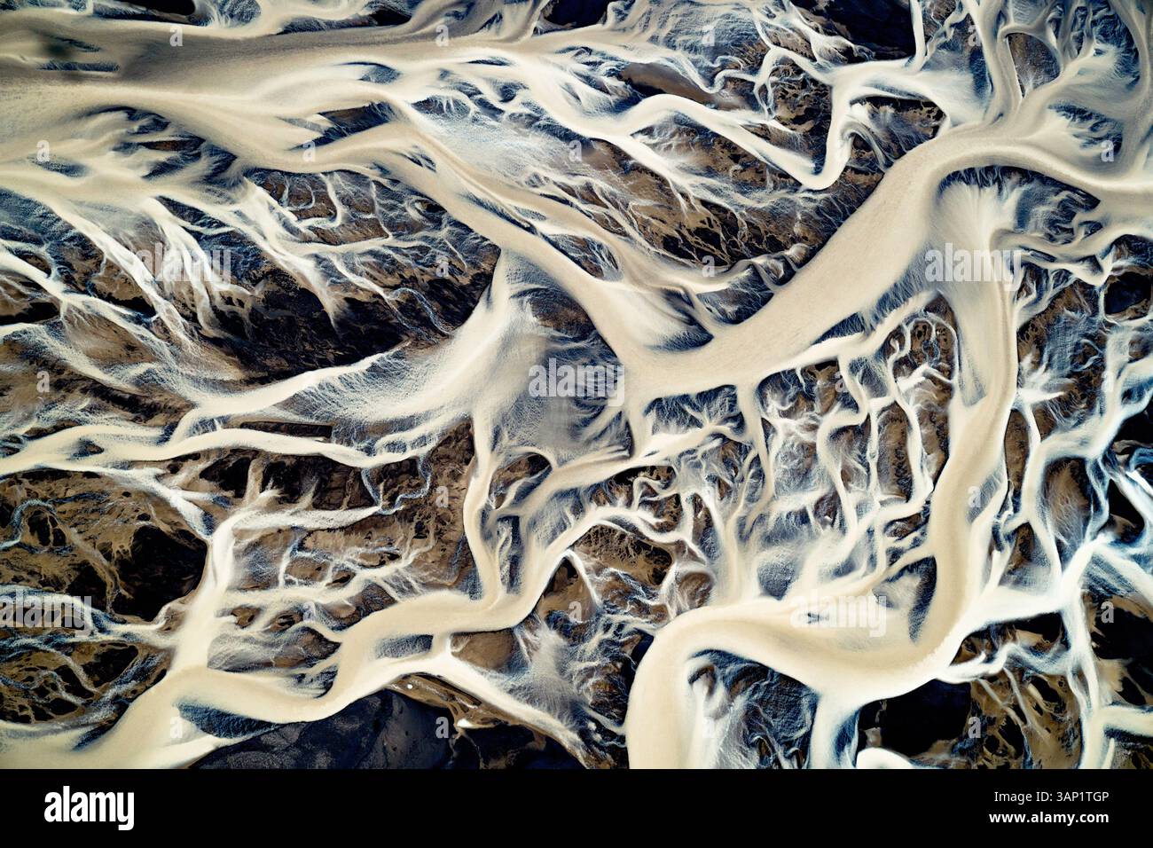 Luftaufnahme der isländischen Gletscherflüsse in Landmannalaugar, Island. Diese Flüsse tragen Sedimente, die für ce im Gletschereis eingeschlossen wurden Stockfoto