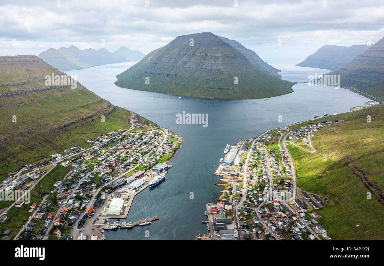 Blick aus der Vogelperspektive auf das malerische Klaksvik mit ruhigen Fjorden, majestätischen Bergen und der wunderschönen Küste, Biskupsstod, Nordoyar, Färöer. Stockfoto