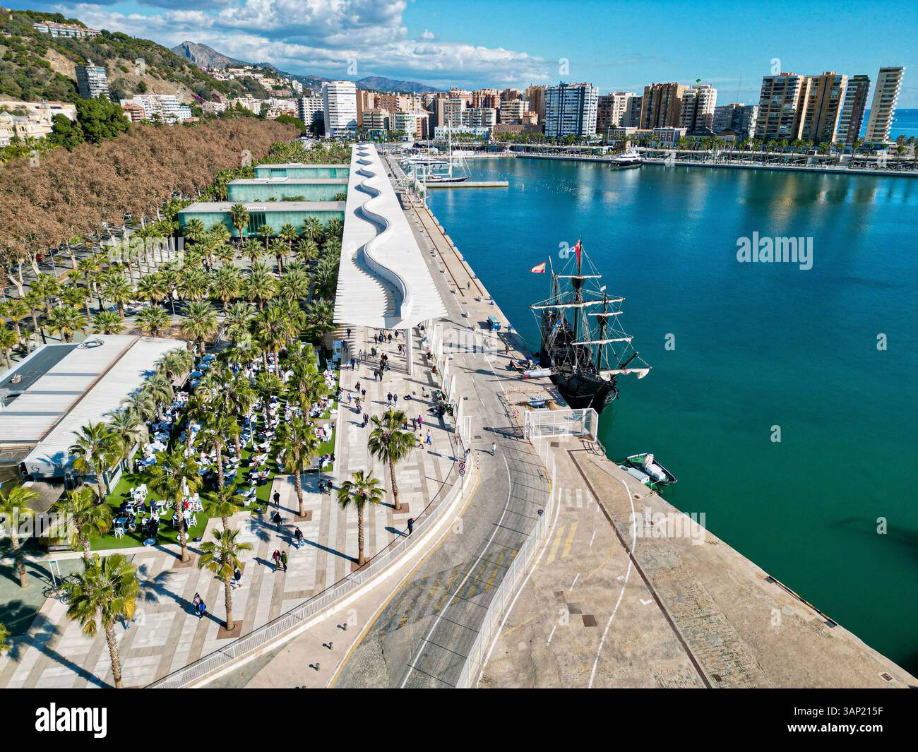 Aus der Vogelperspektive auf den kleinen Hafen und Hafen in Malaga, Andalusien, Spanien. Stockfoto